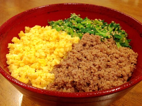 カラフルで食欲アップ！三色丼